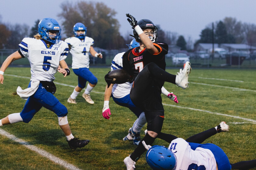 Prep football roundup for Oct. 26 Howard shuts down Elks for Class 9AA