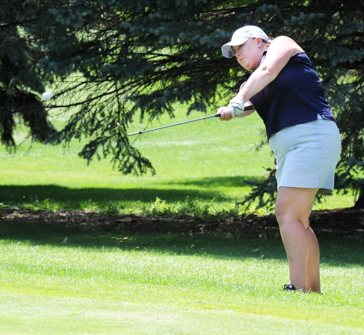 Caitlin Cummings throws a chip shot towards the No. 6 green duri