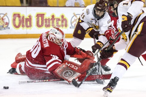 college women play ice hockey