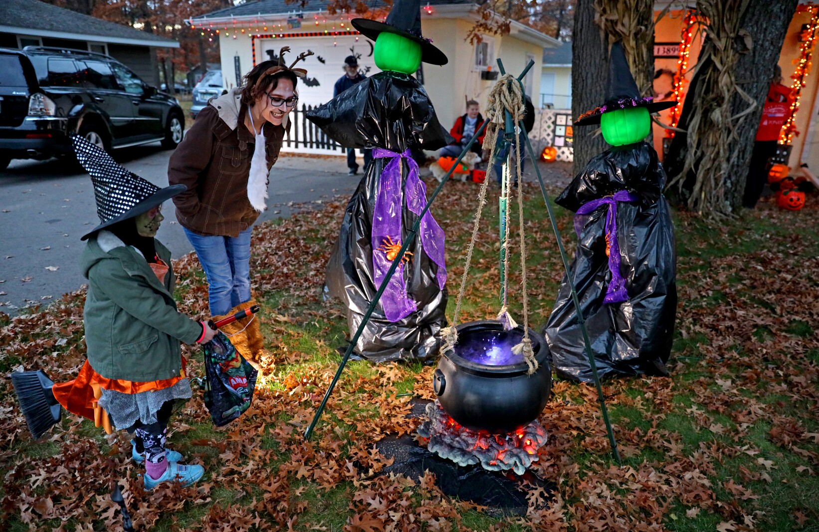 110221.N.BD.HalloweenNight5.jpg