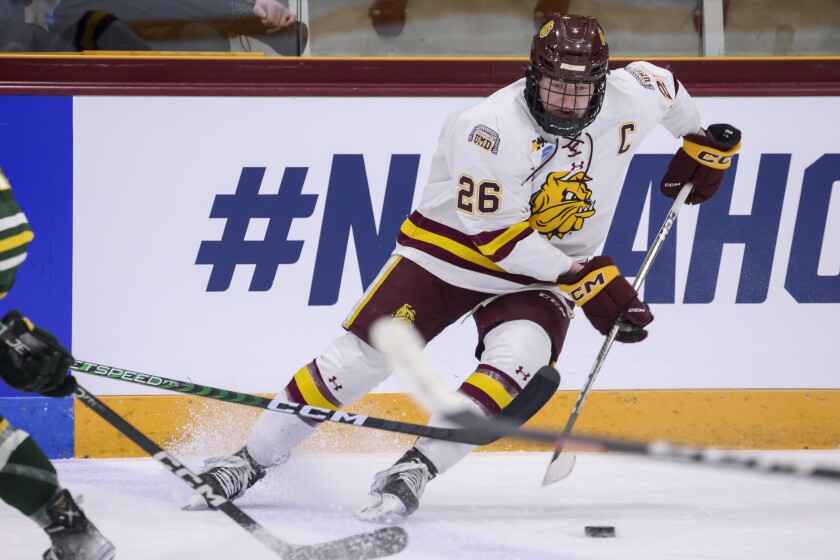 college women play ice hockey