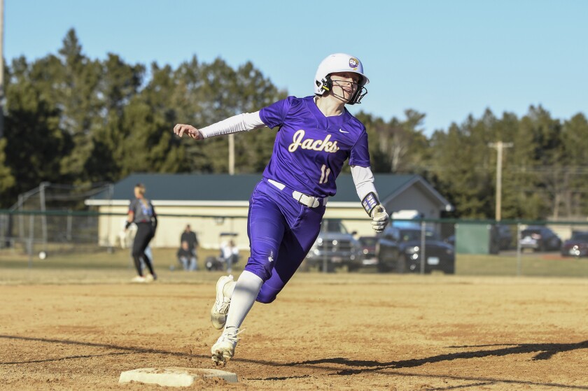 The player round the third base.