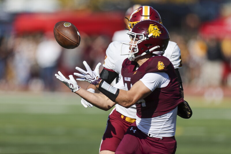 UMD Bulldogs Dominate Northern State in Home Football Matchup