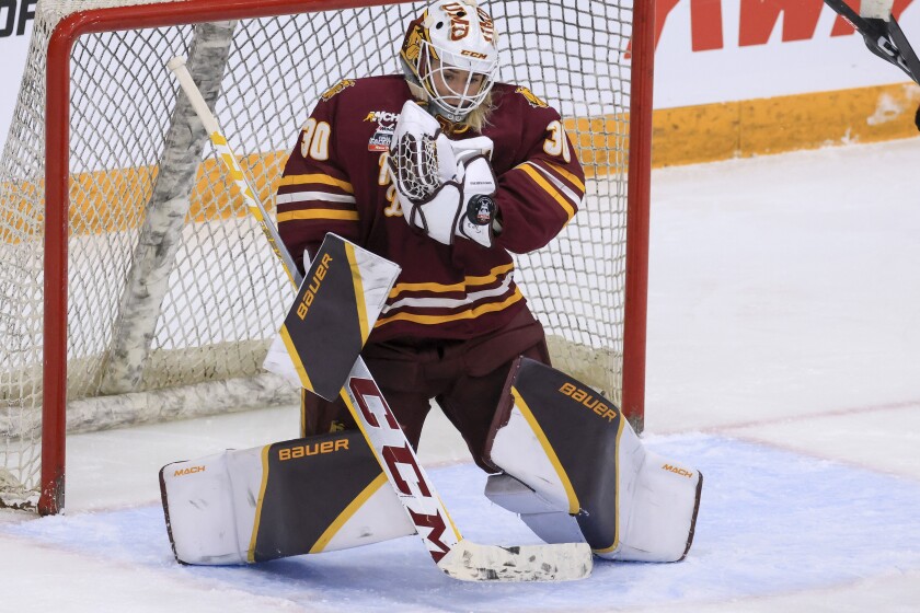 college women play ice hockey