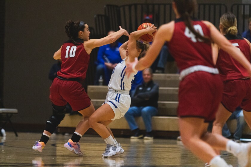 12-3-22DWUBasketball-3.jpg