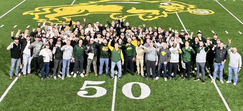 И Корделл Волсон, и футбол Bison имеют новые взгляды И Корделл Волсон, и футбол Bison имеют новые взгляды