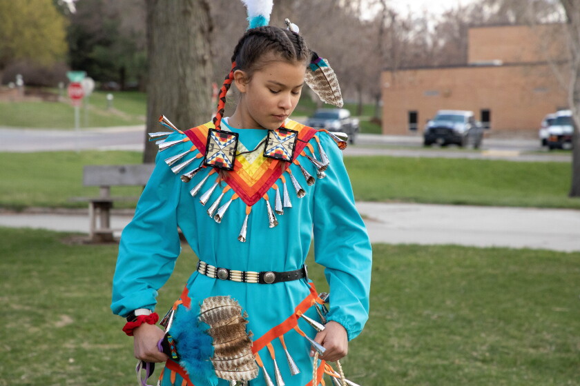 ladies jingle dress Women's Jingle Dress dance is a colourful dance with fancier foot work with a fast drum beat. The jingles seen on the Jingle Dress are made from the lids of snuff cans