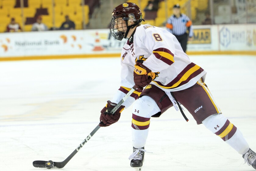 college women play ice hockey