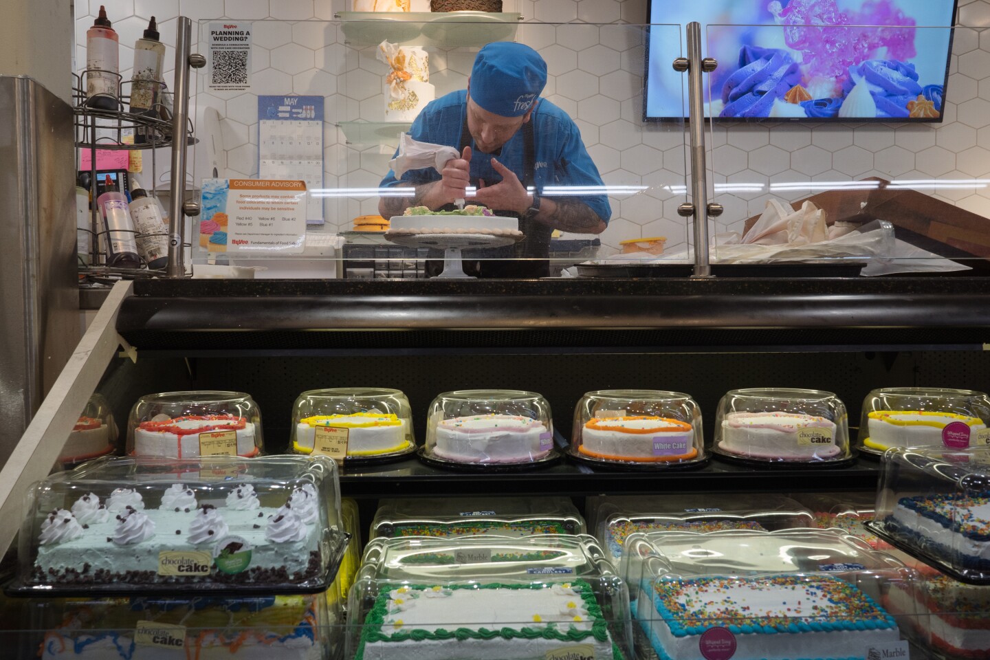 Hy-Vee Cake Decorator