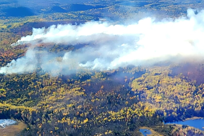 Letecký pohled na požár ve státním parku.