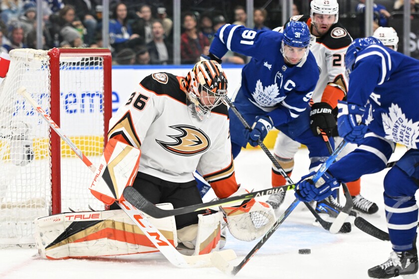 Maple Leafs score 7, shut out last-place Ducks