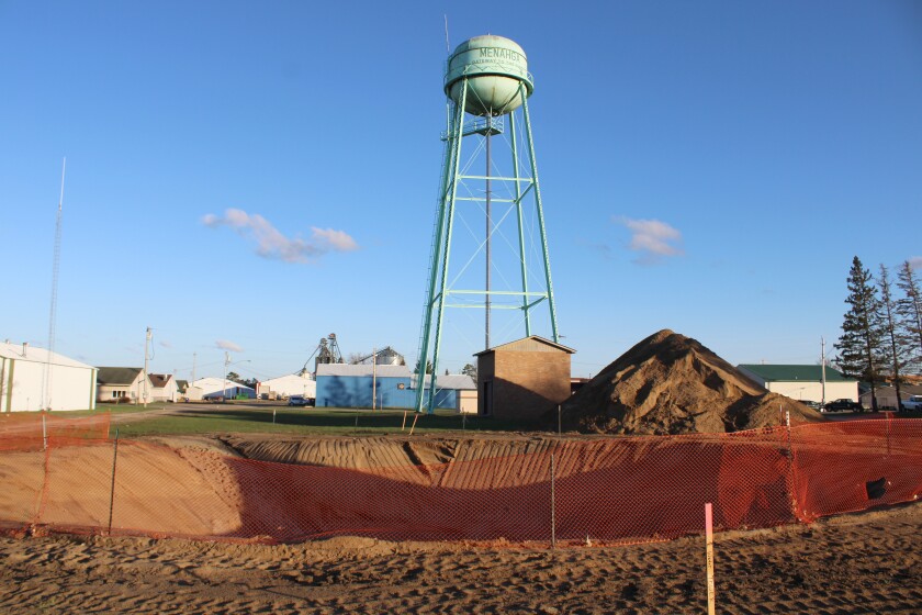 050922.N.PRE.NewMenahgaWaterTowerHole.jpg