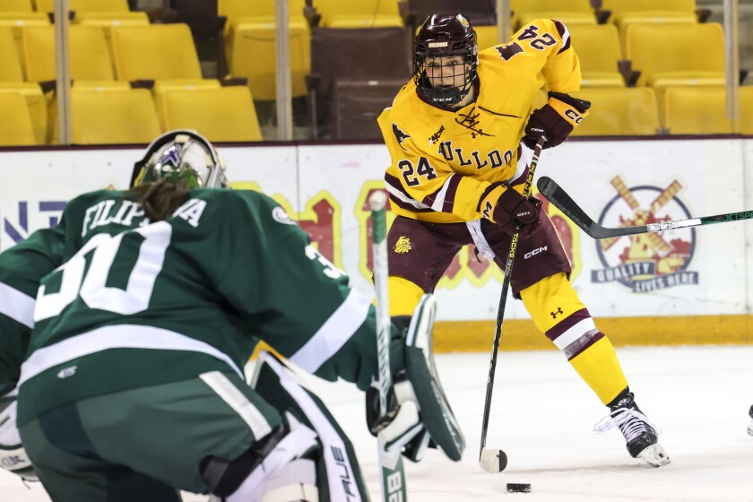 college women play ice hockey