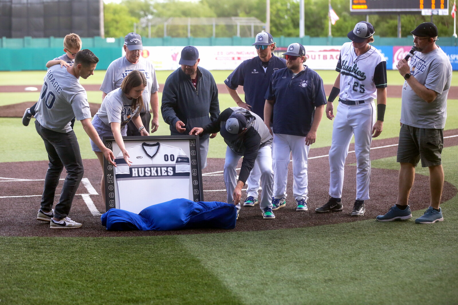 Huskies honor Hoagie’s ‘infectious’ positivity with win