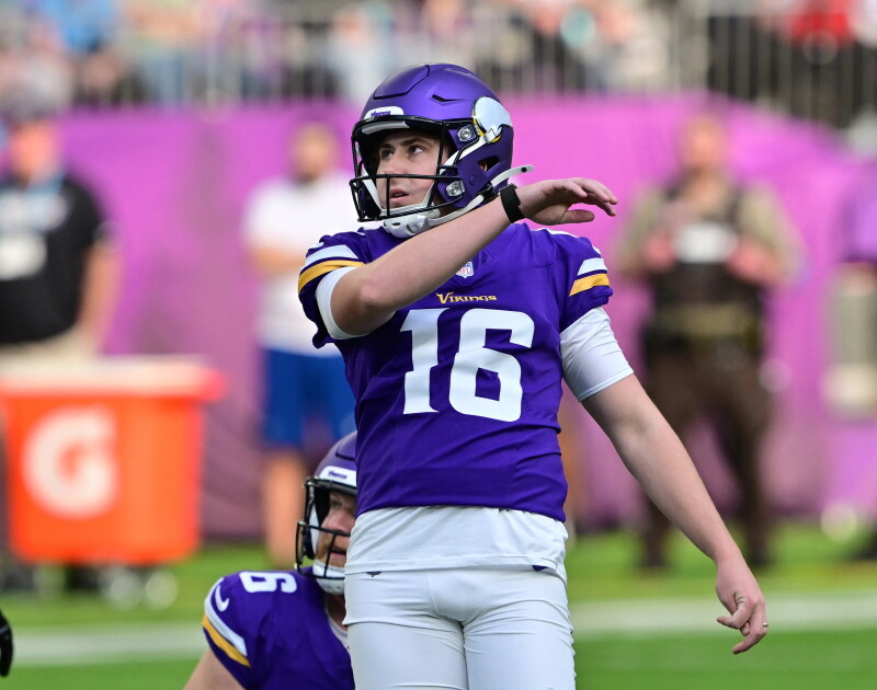 Minnesota Vikings Secure 15-10 Victory Over Miami Dolphins, Maintain Undefeated Record