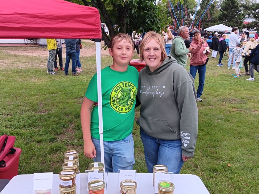 Kolten Hiles, 13, prodává své domácí okurky na svém stánku, zvaný Kolten's Pickle Patch, s ním máma Jodie Hiles v Beanhole Days v Pequot Lakes ve středu 16. července 2025.