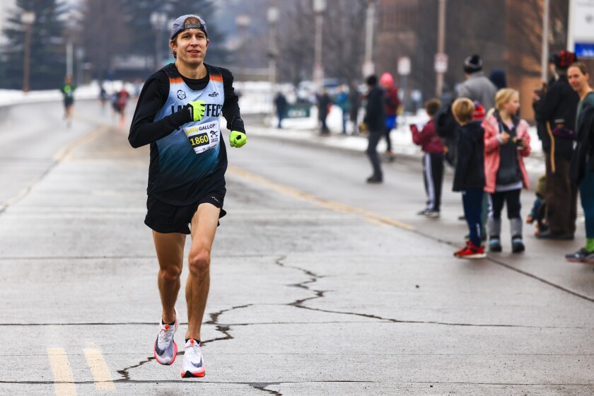people running road race in Thankgiving themed clothing