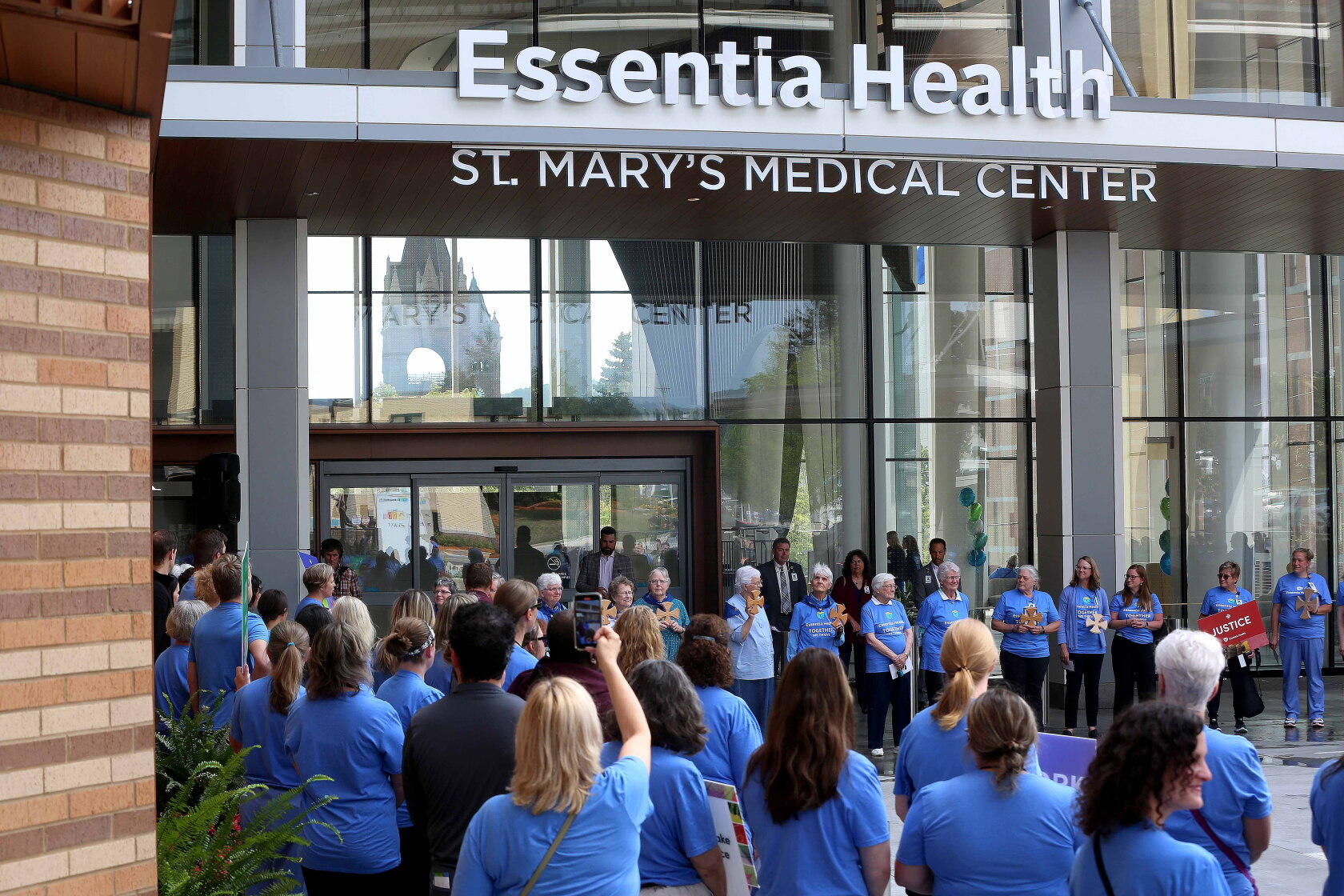 Essentia Health prepares to move into $900M Duluth facility - InForum ...