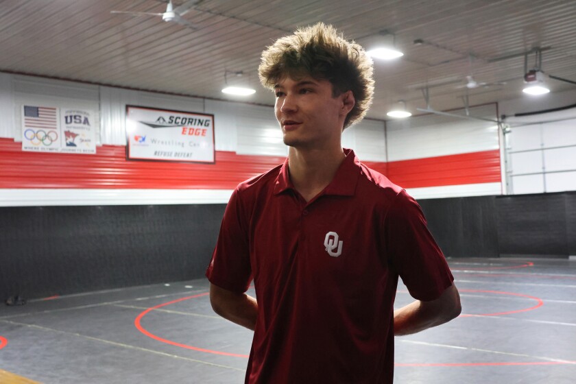 Wrestler Christian Jelle hovoří v tělocvičně ve středu 30. července 2025 v bodovacím okrajovém wrestlingovém centru poblíž Merrifield.