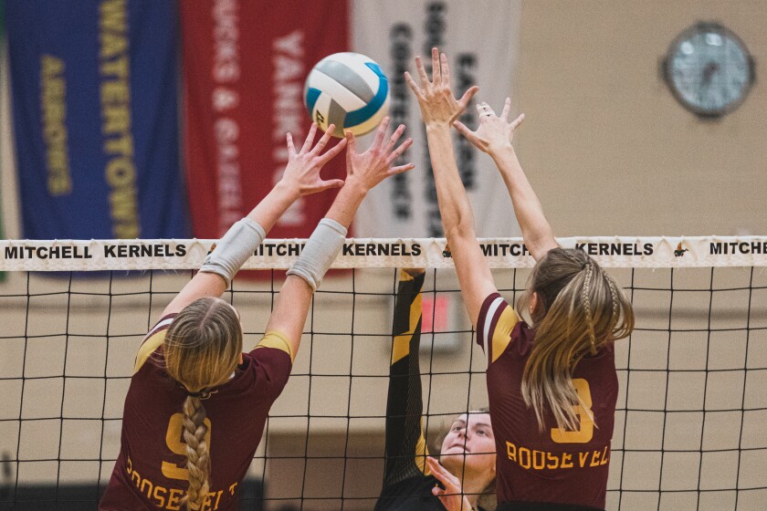 9-29-22VolleyballMitchellvsRoosevelt-29.jpg