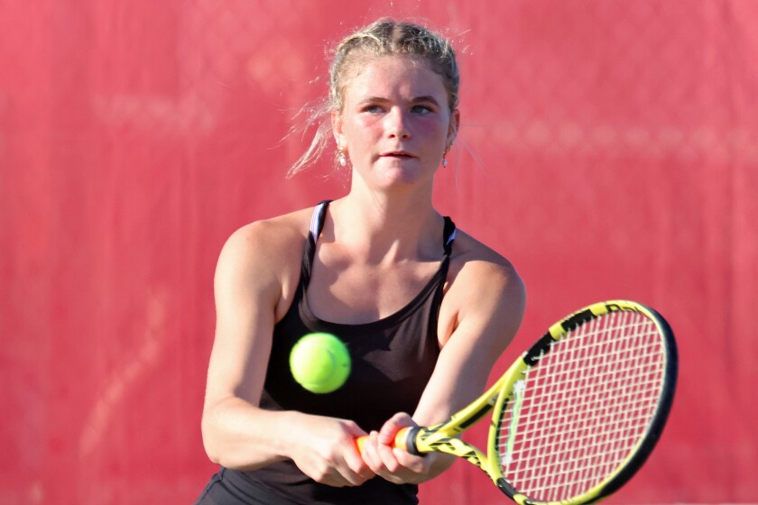 Pierz's Evalution Gall zasáhl míč proti Wadena-Deer Creek v pondělí 22. září 2025 v Pierzu.