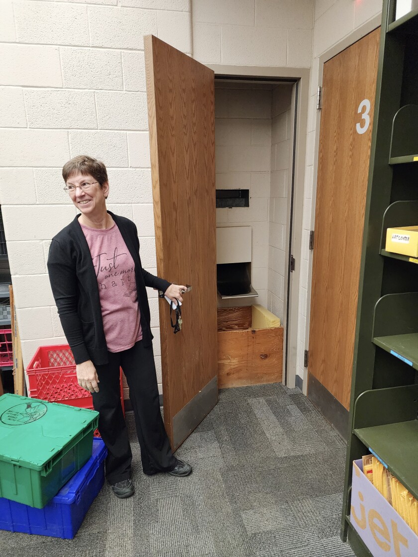 Beth Sorenson 도서관장은 Worthington에 있는 Nobles County 도서관을 방문하여 Nobles County 도서관 위원회의 5명의 구성원(Peg Faber, Katie Kouba, Bob Paplow, Jensine Kinser 및 John Stewart)과 퇴임하는 Kathy Craun 이사를 안내했습니다. 2023년 1월 6일 금요일에 Globe 기자와 도서관 사무실 지원인 Marci Moshier가 최근 만료되었습니다.