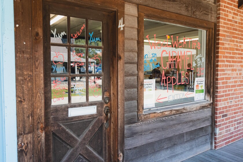 8-24-22WoolWorthCaramelApples-16.jpg