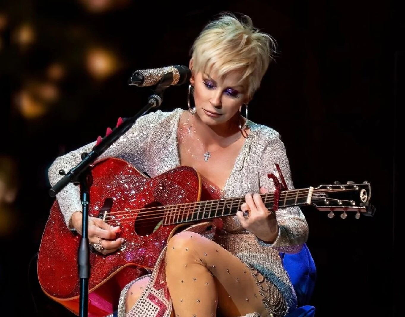 lorrie morgan red dress Lorrie Morgan