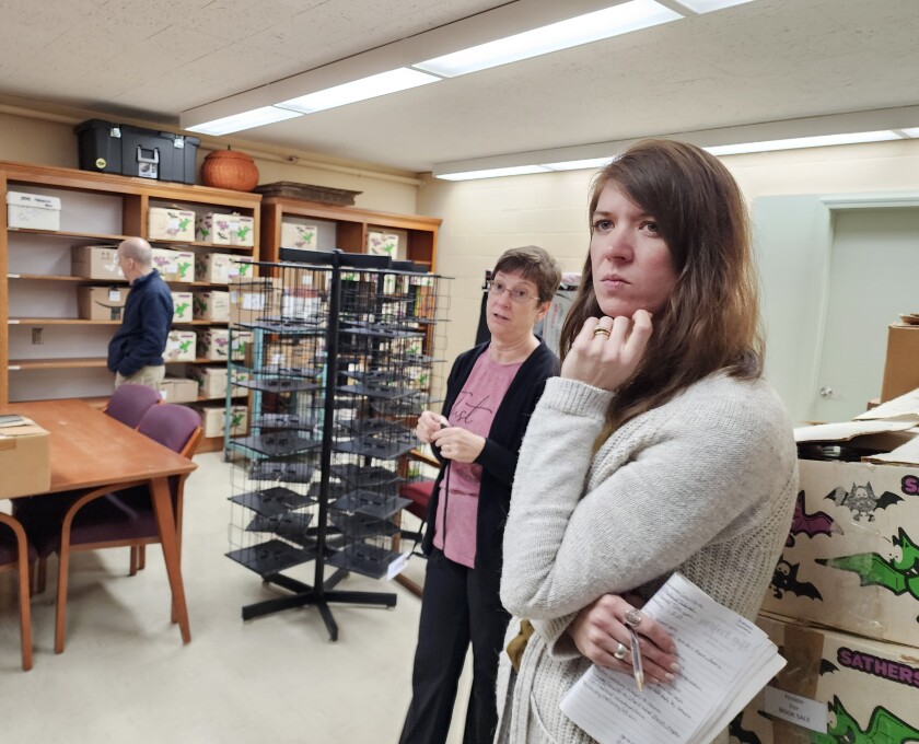 Nobles County 도서관 위원회 위원인 Katie Kouba(오른쪽)는 진행 중인 책 판매를 주최하는 데 잠재적으로 사용될 수 있는 방을 조사하고 있으며 중앙 도서관 책임자인 Beth Sorenson은 방에 대한 가능성을 제안하고 역시 위원회 위원인 John Stewart가 있습니다. , 2023년 1월 6일 금요일에 도서관을 둘러보는 동안 선반의 내용물을 검사합니다.