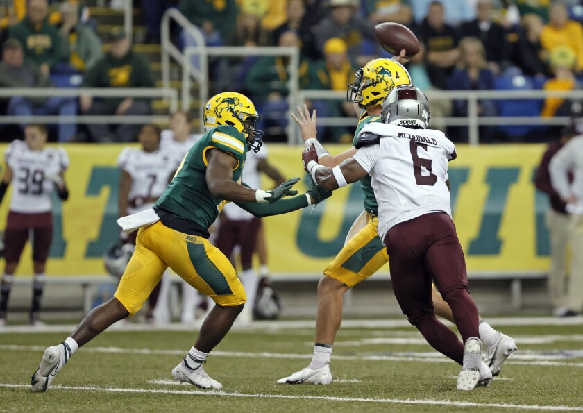 102421.S.FF.NDSUfootball.06.jpg