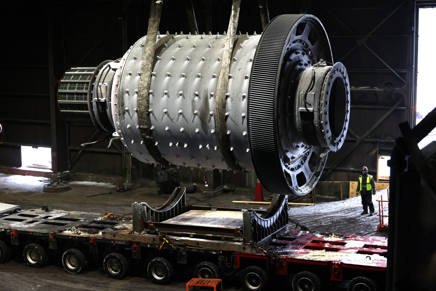 Grinding mill is lowered onto trailer