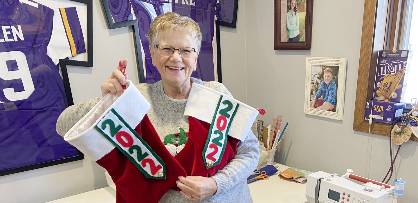 Frau aus Worthington macht 50 Weihnachtsstrümpfe; spendet sie an das örtliche Krankenhaus für im Dezember geborene Babys – The Globe Frau aus Worthington macht 50 Weihnachtsstrümpfe; spendet sie an das örtliche Krankenhaus für im Dezember geborene Babys – The Globe