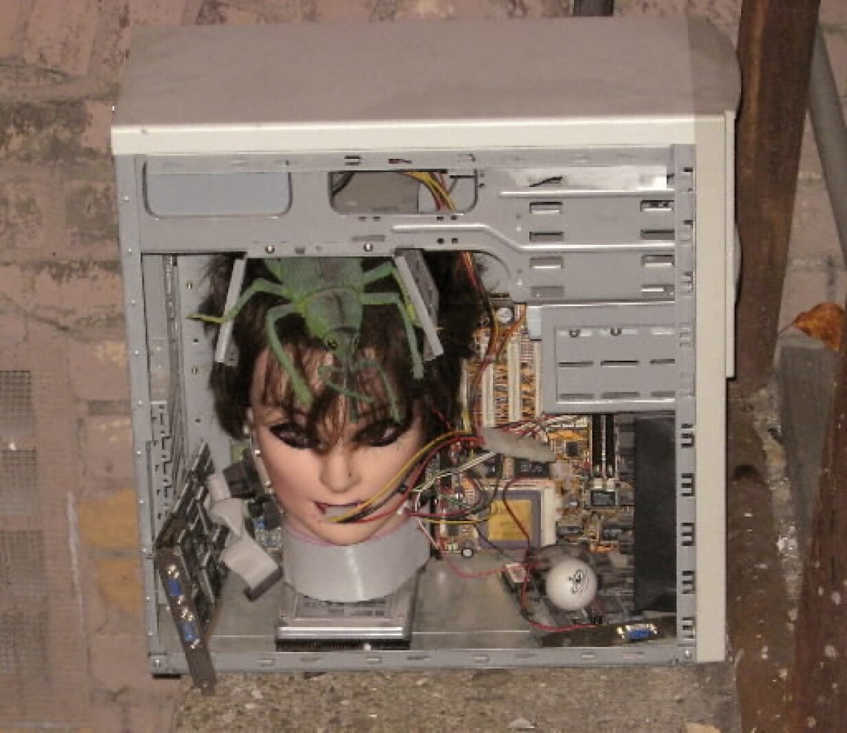 Artist tries to defuse bomb buzz - InForum | Fargo, Moorhead and West ...